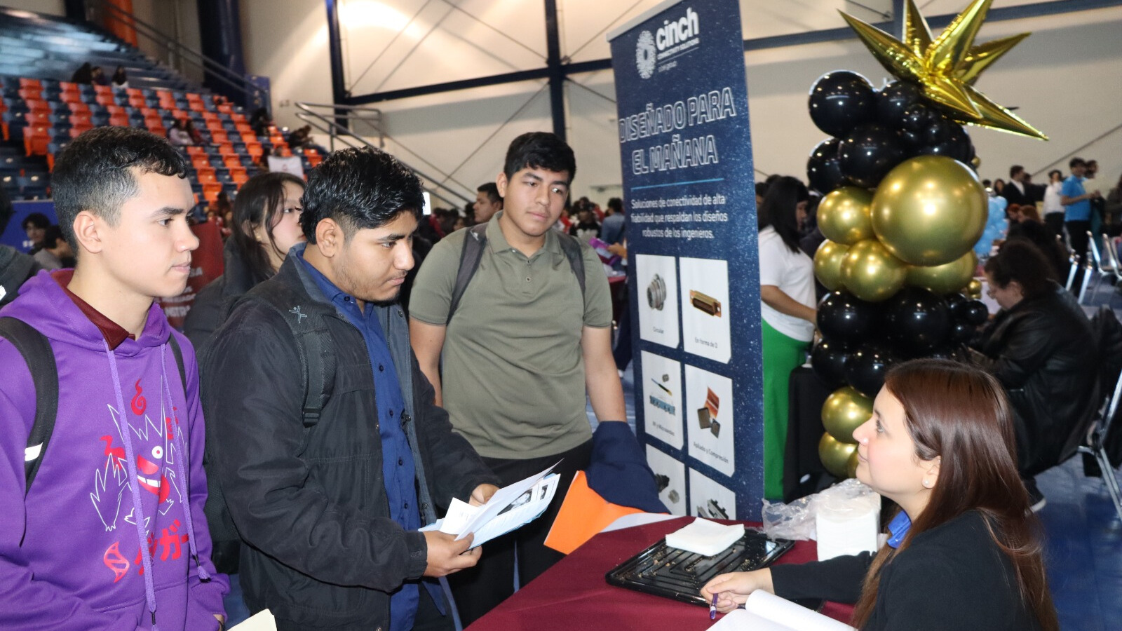 La feria del practicante contó con la participación de 39 empresas, ofertó 200 plazas y recibió a 800 estudiantes.