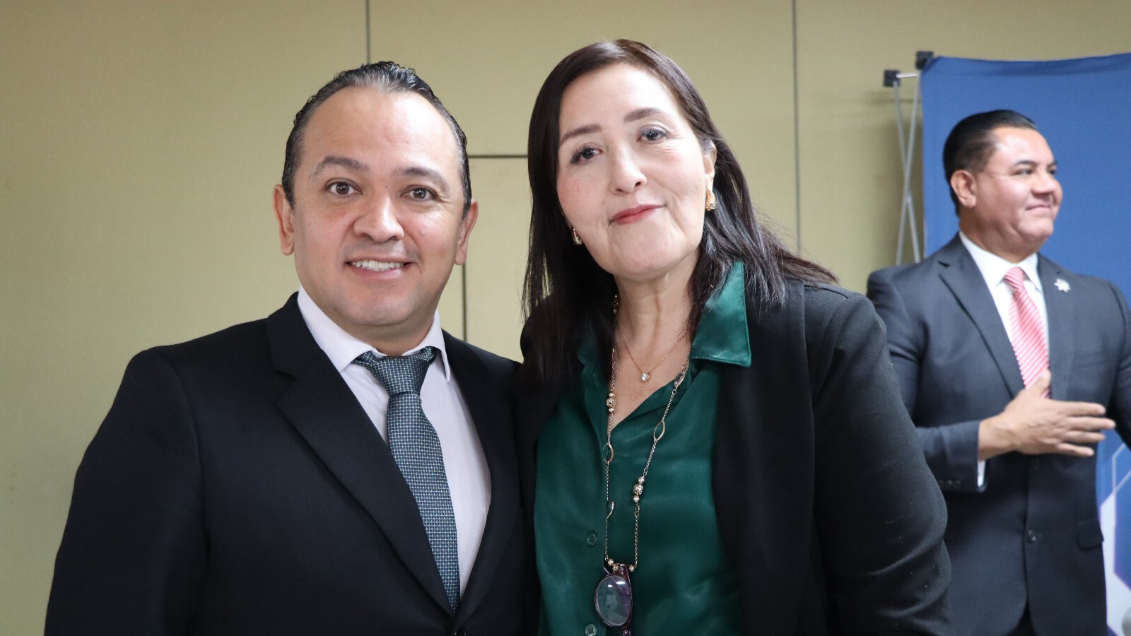 Diego Bárcenas, director del ITSLP, y Araceli Martínez Acosta, secretaria de Comunicaciones y Transportes del gobierno del Estado.