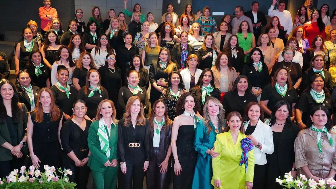 La secretaria de Economía, Betsabé Rocha encabezó la toma de protesta de los capítulos Monterrey y Guadalupe de la AMMJE.