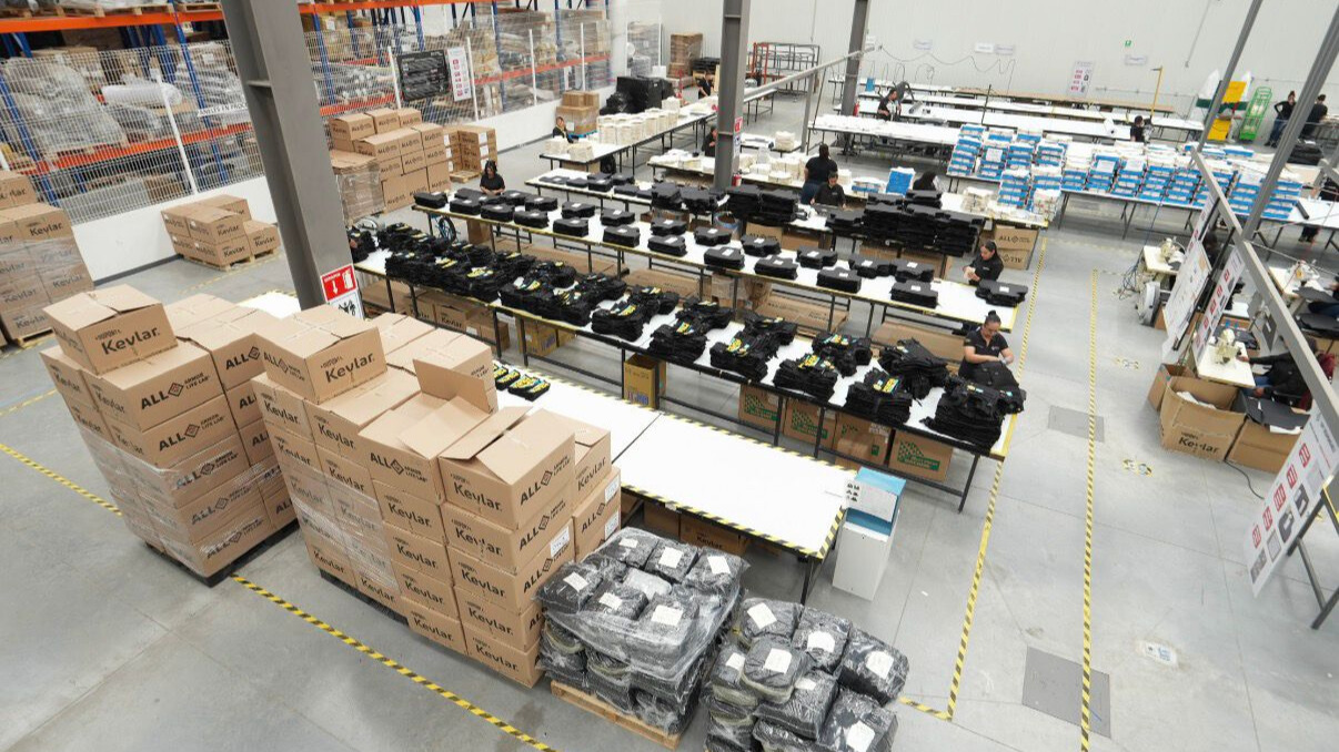 El complejo industrial integra líneas de producción de blindaje automotriz, cristales balísticos y protección corporal, consolidando una plataforma de manufactura especializada.