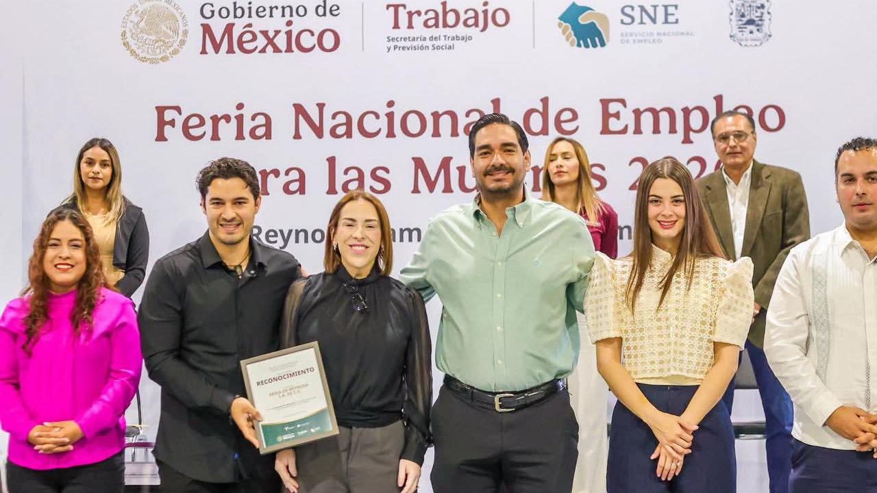 Edith Vela, Directora de Recursos Humanos de Erika de Reynosa recibe reconocimiento por su apoyo a la empleabilidad.