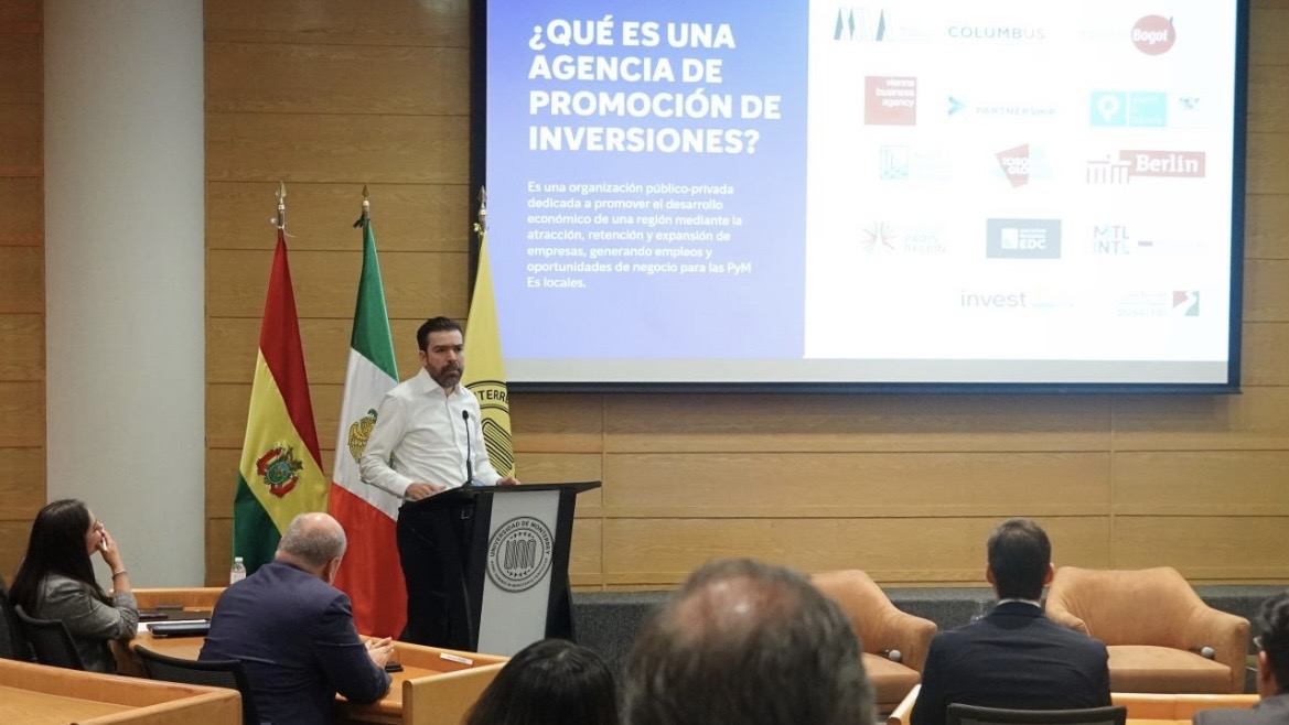 Héctor Tijerina dirigió un panel sobre el papel de Invest Monterrey en el apoyo a empresas internacionales.