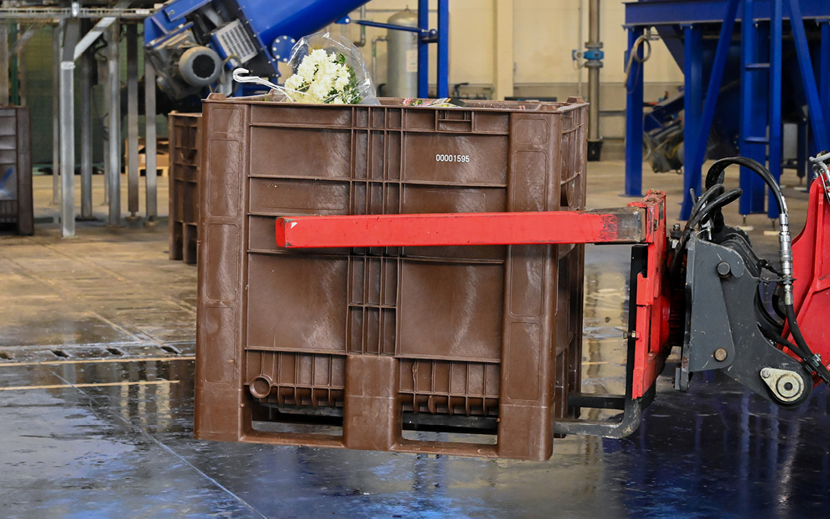 Vaciado inclinado seguro: La conexión estable del patín del CB3 High permite un vaciado seguro y eficiente a través de la plataforma giratoria de la carretilla elevadora.