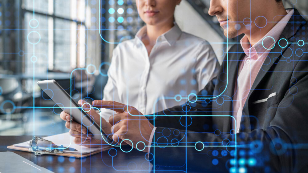 Qué está pasando hoy en tecnología: empresas aceleran inversión en IA y seguridad digital