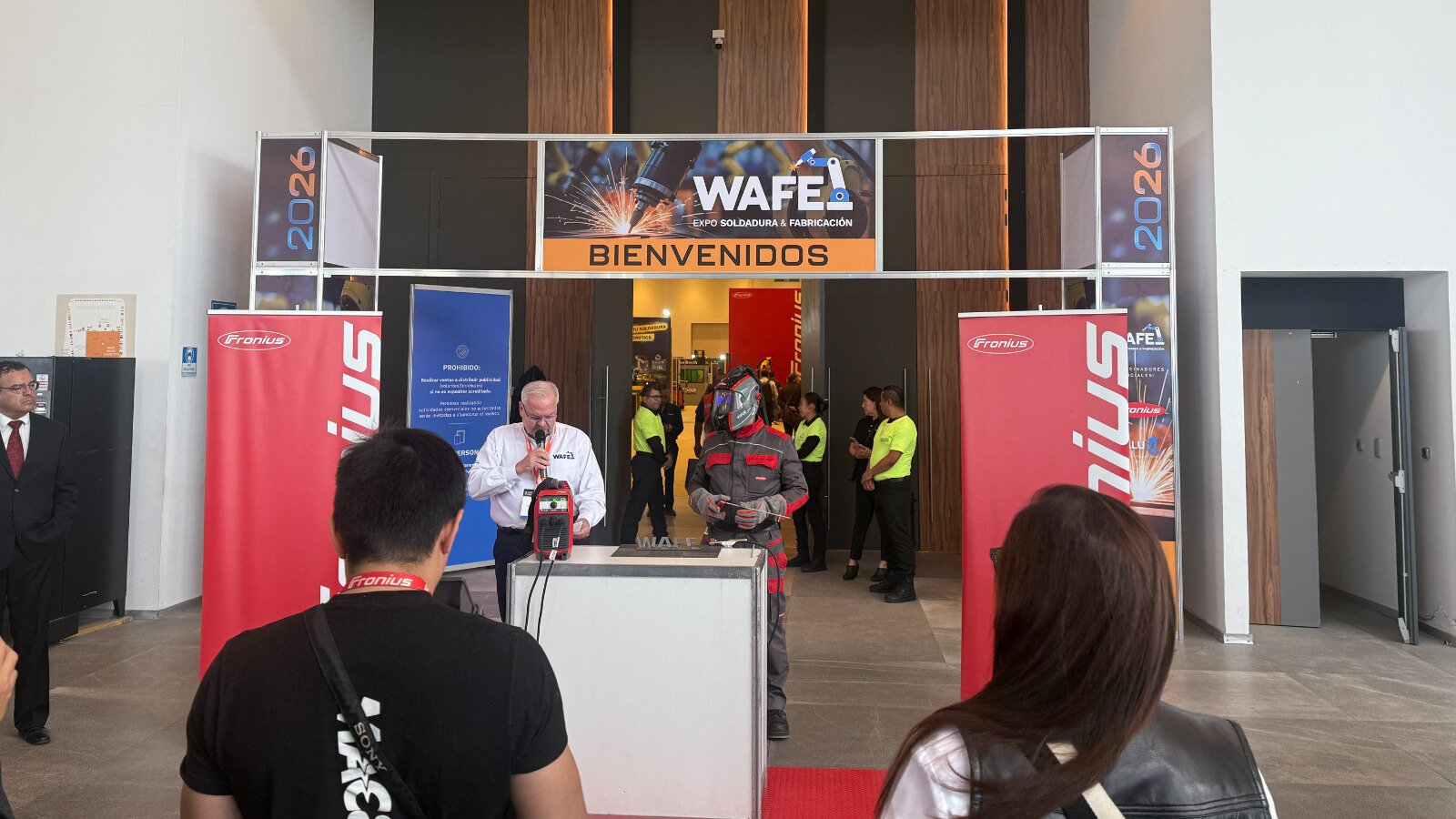 La exposición presenta tecnologías de automatización, robótica y fabricación avanzada para la manufactura.