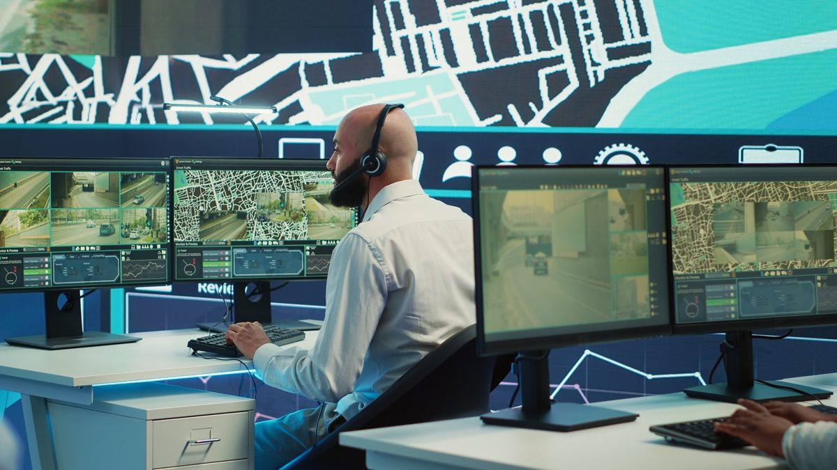 La seguridad física en la nube ayuda a reducir incidentes, robos y paros en manufactura mediante inteligencia artificial, analítica de datos y operación centralizada.