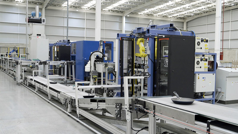 La instalación inicia con la fabricación de sartenes de aluminio con recubrimiento antiadherente, con una capacidad proyectada de 100,000 piezas mensuales.