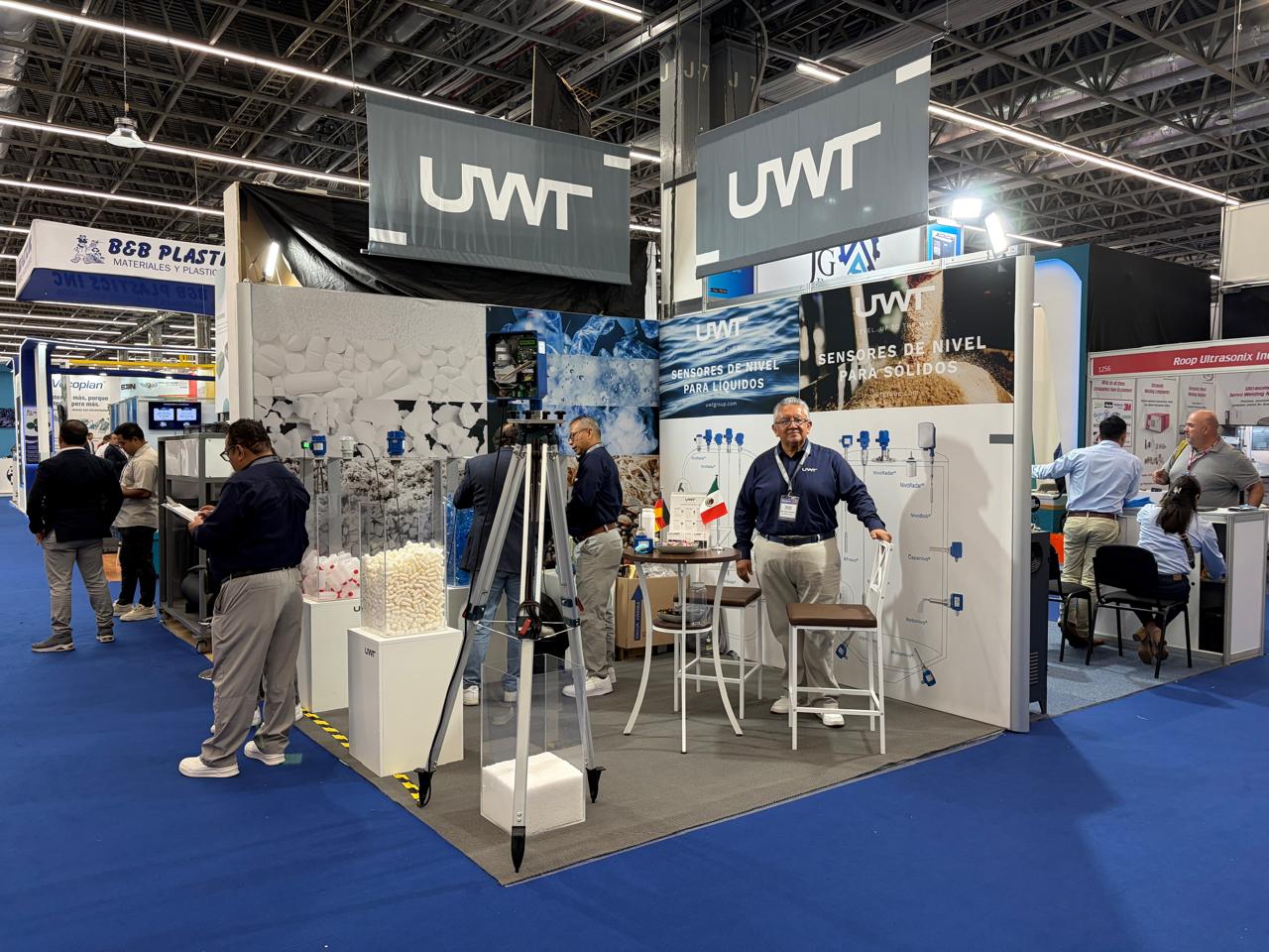 UWT presenta sensores de nivel avanzados para optimizar procesos en la industria del plástico