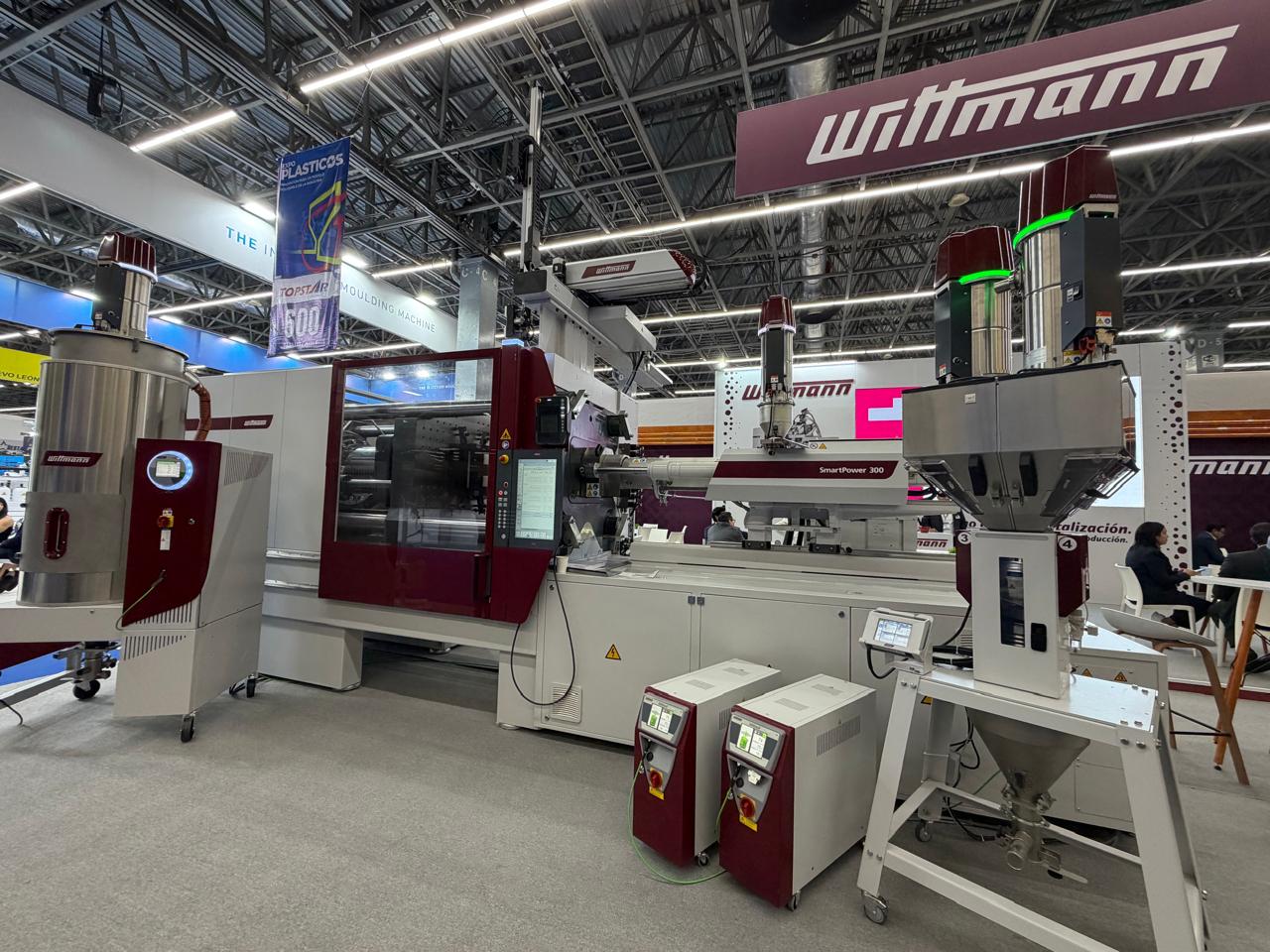 Wittmann México destaca su plataforma Wittmann 4.0 para integrar maquinaria y periféricos en procesos automatizados de inyección.