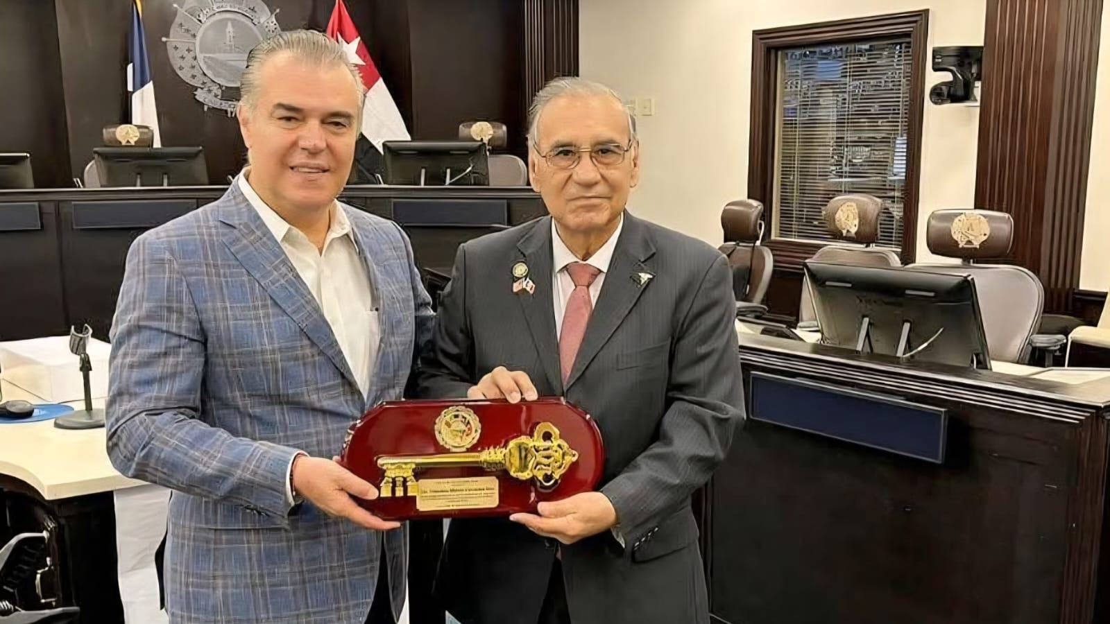 Francisco Cervantes recibió la Llave de la Ciudad durante la primera reunión de trabajo de COMCE Noreste Capítulo Laredo.