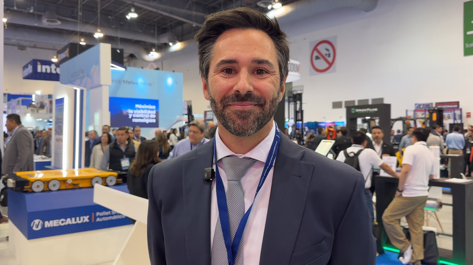 Mecalux impulsa robots AMR para transformar la operación de almacenes