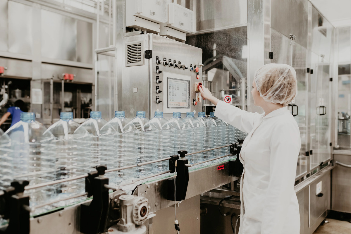 Soluciones a medida de UWT optimizan la eficiencia y durabilidad en la industria del plástico