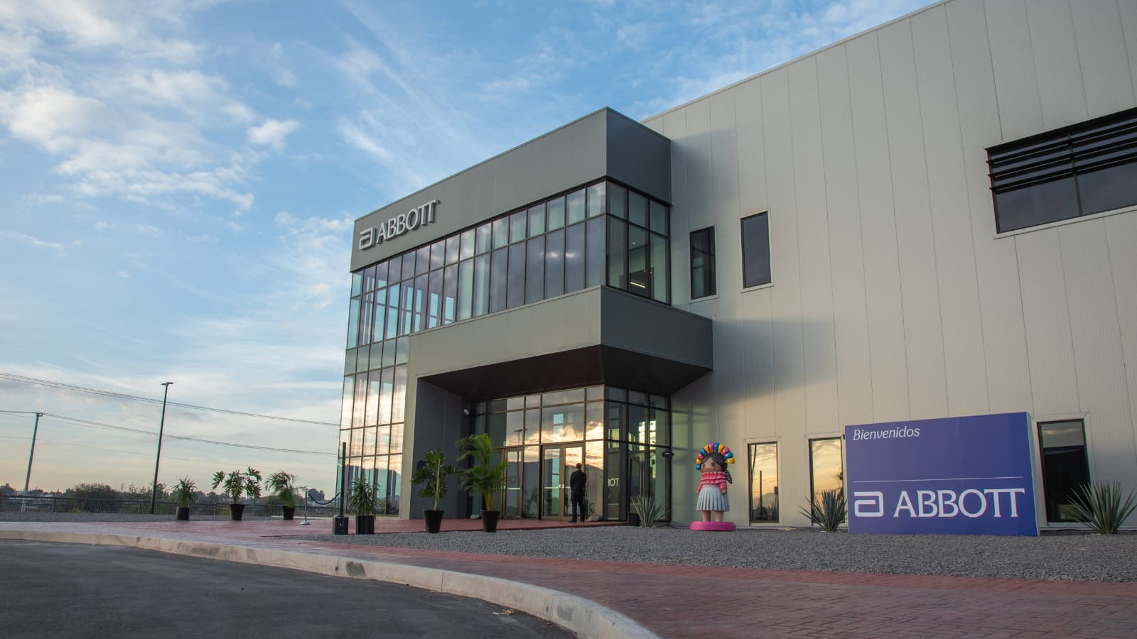 Abbott reafirma inversión de 3,500 mdp para ampliar su capacidad productiva en Querétaro