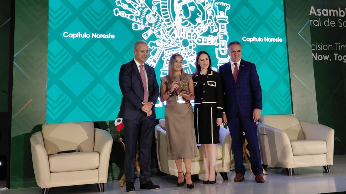 Durante la asamblea se entregaron los reconocimientos Yacatecutli a socios que han contribuido de manera destacada al fortalecimiento de la comunidad empresarial.