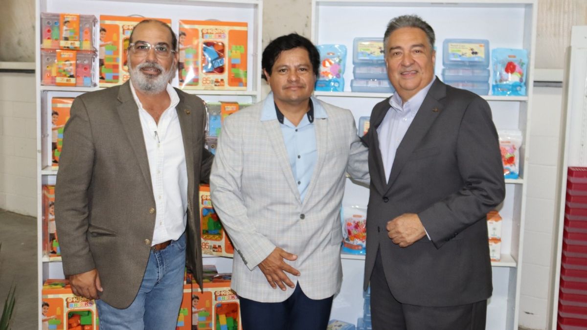Macario Farias García, Presidente de CANACINTRA Matamoros; Magdaleno Flores, Dir. de CAS Global LLC; Adam Gonzalez, CEO de COSTEP.