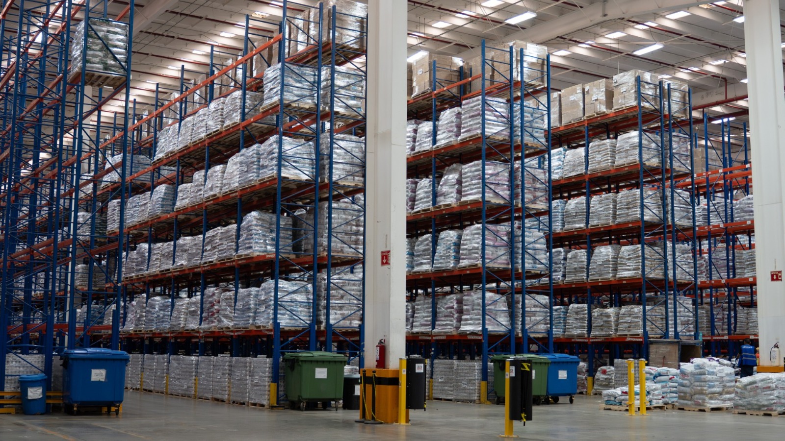 La empresa opera más de 30 centros de distribución en México y mantiene una estrategia de expansión vinculada al nearshoring y al comercio electrónico.