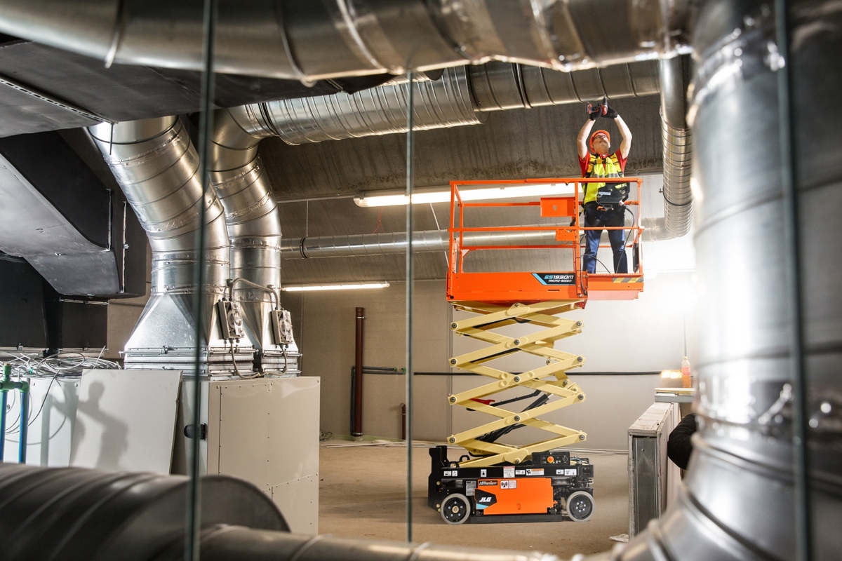 ES1930M de JLG: compacta, ligera y diseñada para espacios interiores complejos