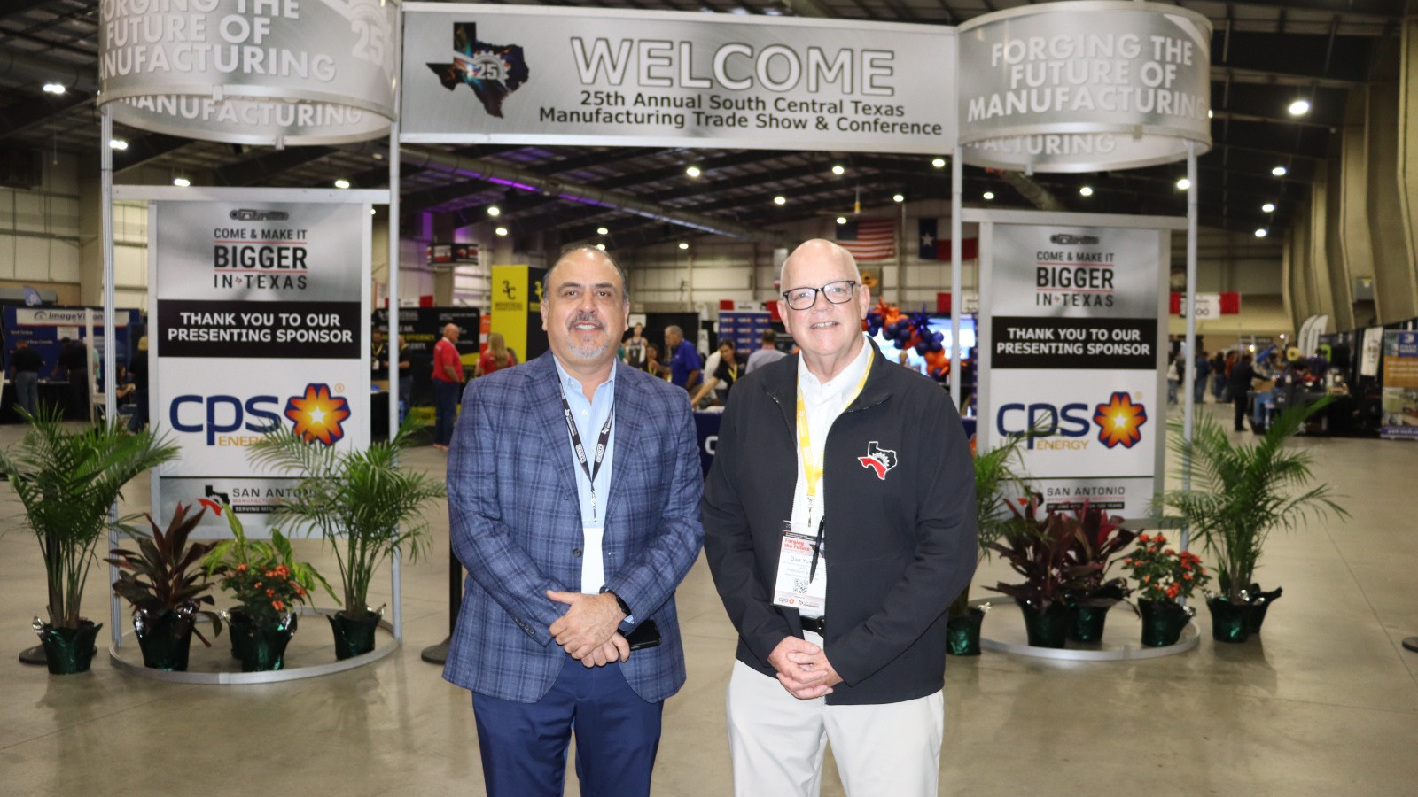 Sergio Gracia, Presidente de México Industry y Dan Yoxall, CEO de San Antonio Manufacturers Association (SAMA).