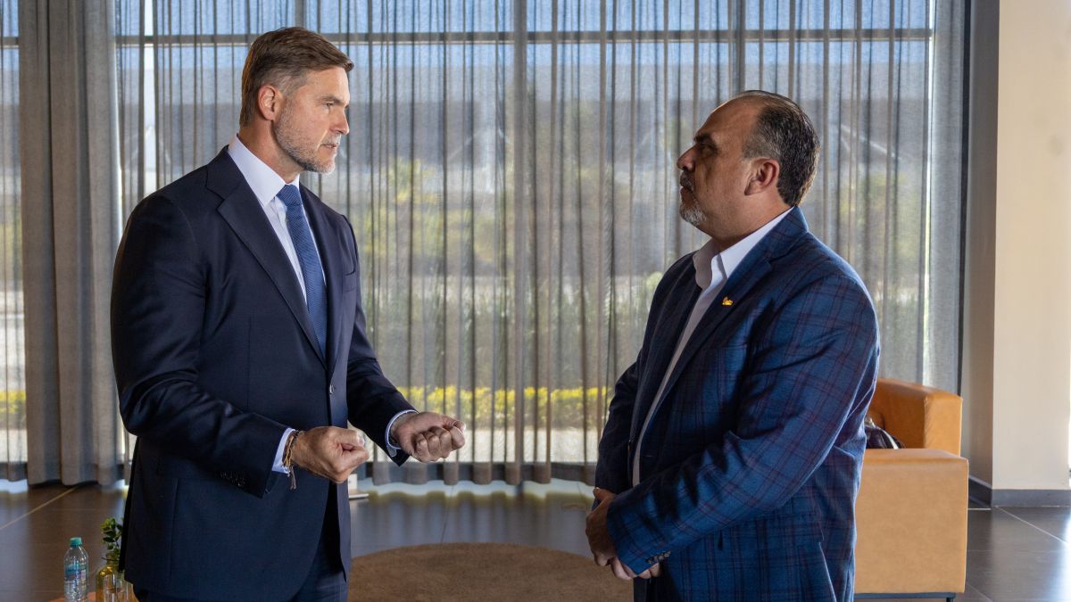 Klaus von Moltke, presidente y CEO de BMW Group Planta San Luis Potosí,  y Sergio Gracia, presidente de Mexico Industry.