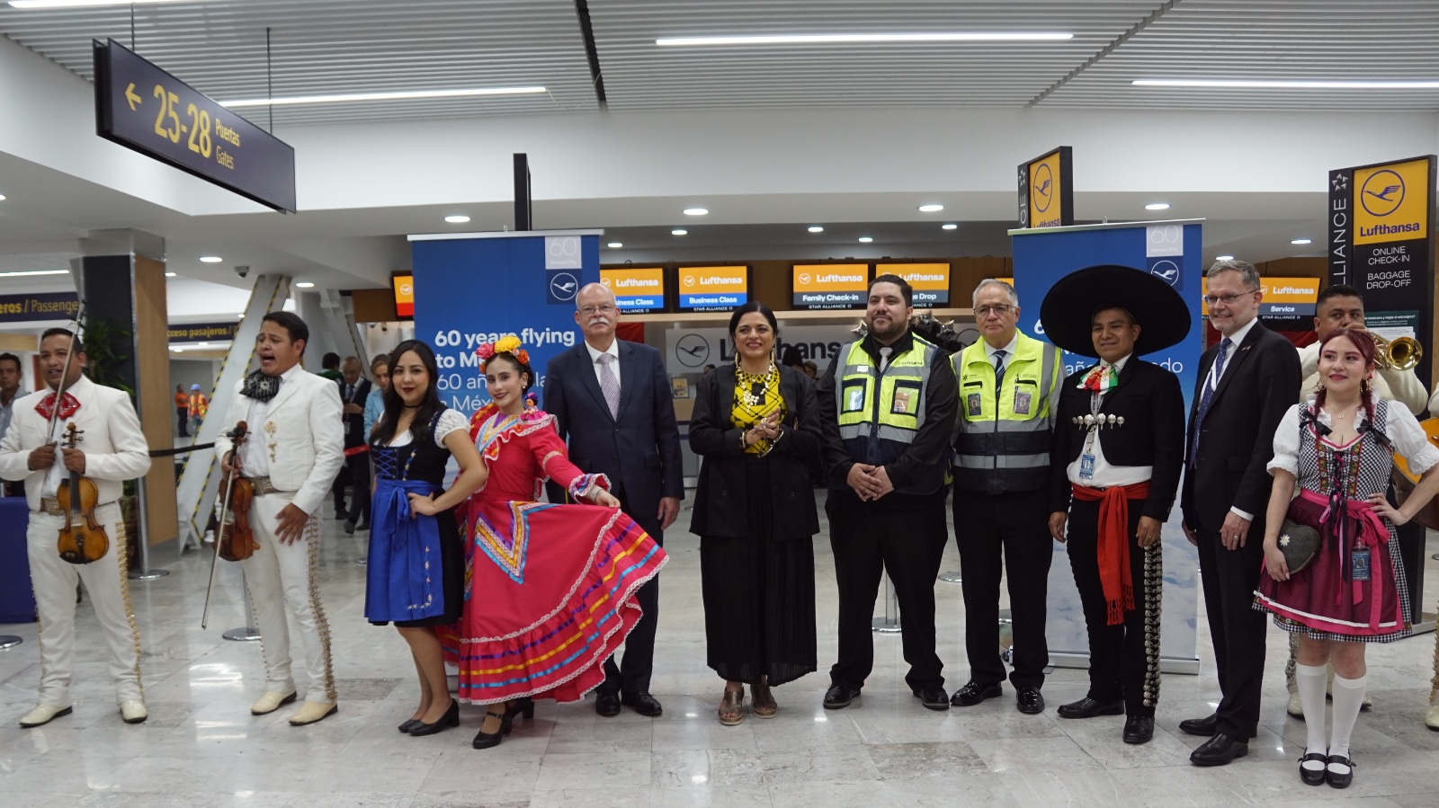 La celebración del aniversario se realizó en el Aeropuerto Internacional de la Ciudad de México con la participación de directivos de Lufthansa Group, autoridades aeroportuarias, representantes diplomáticos y funcionarios del gobierno capitalino.