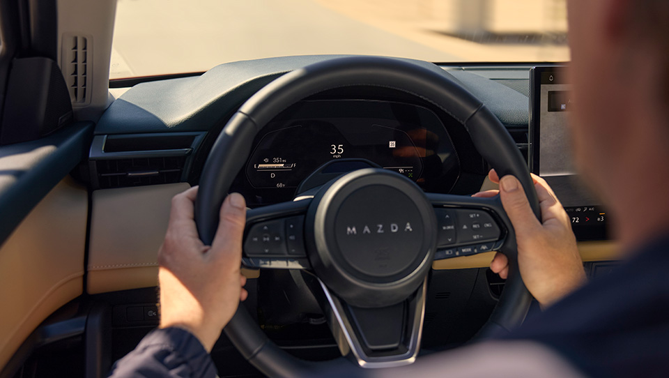 EL logotipo tipográfico con la palabra “Mazda” se caracteriza por un estilo moderno, preciso y elegante.