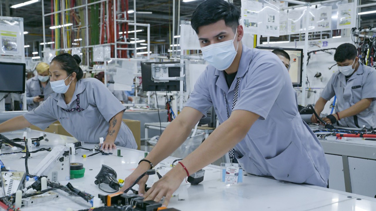 Nuevo León duplica creación de empleo manufacturero y lidera la industria nacional