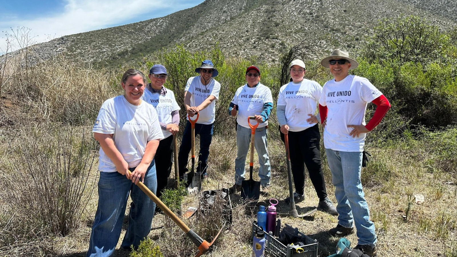 Stellantis reforesta zona estratégica de Coahuila con 250 árboles nativos