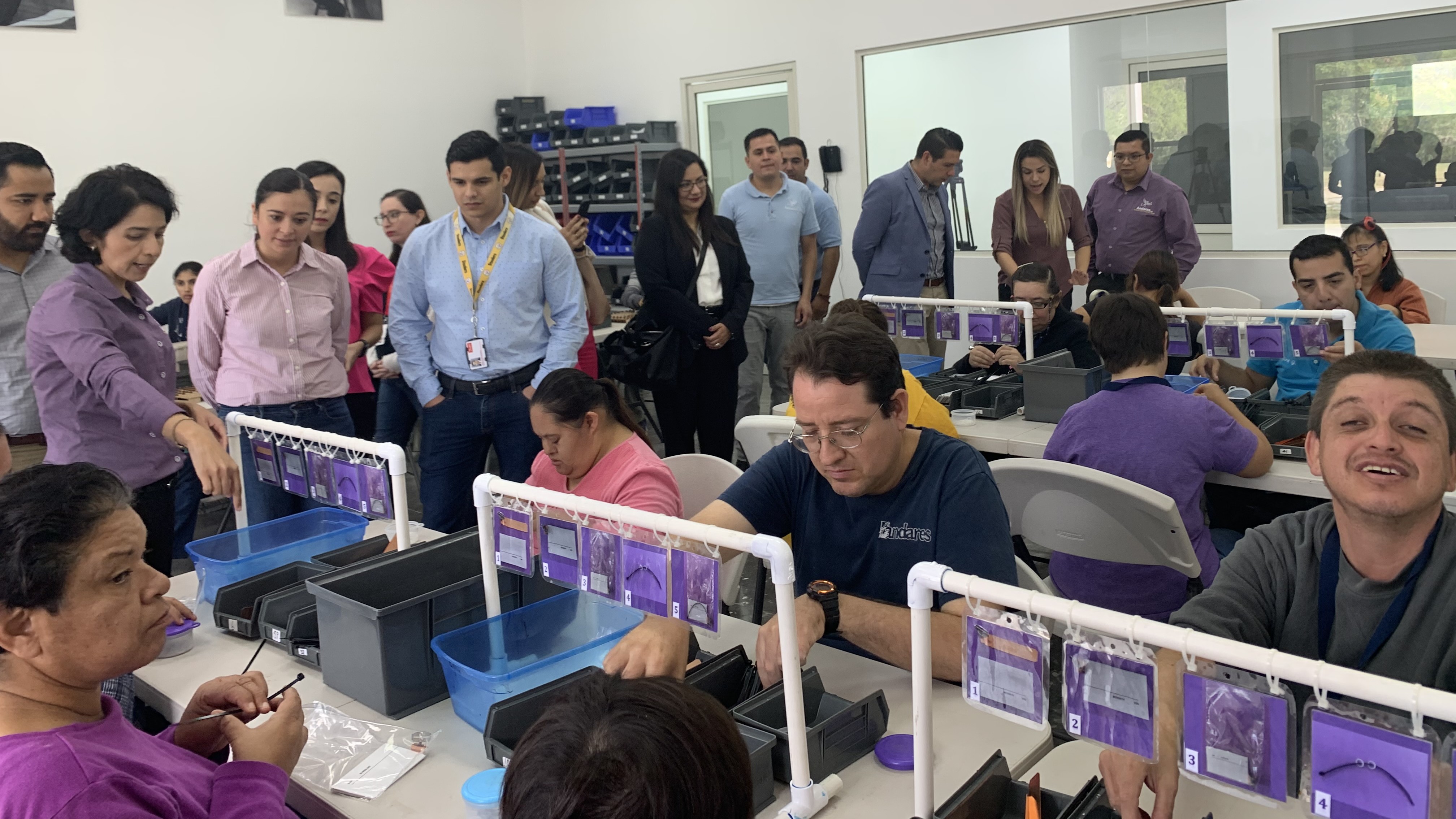 El ensamble de los kits para válvulas se realiza mediante tableros visuales y procesos adaptados con ingeniería fina para garantizar la máxima eficiencia.