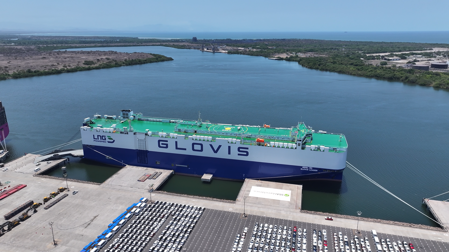 Llega a México el barco de autos más grande del mundo y hace historia en Lázaro Cárdenas