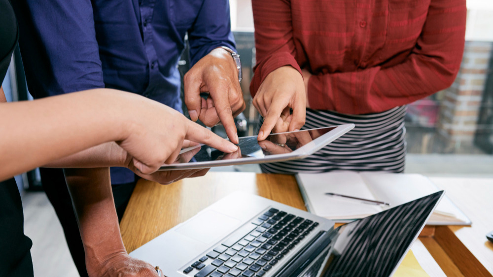 ¿Qué está pasando hoy en tecnología? La inteligencia artificial redefine inversiones, empleo e infraestructura global