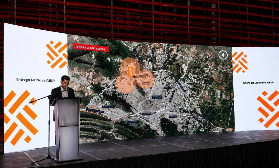 Cristóbal Ruelas, director de la Unidad de Negocios de la Industria de Areya, detalló la estrategia de desarrollo anticipado e infraestructura que consolidó la llegada de los primeros clientes al parque.