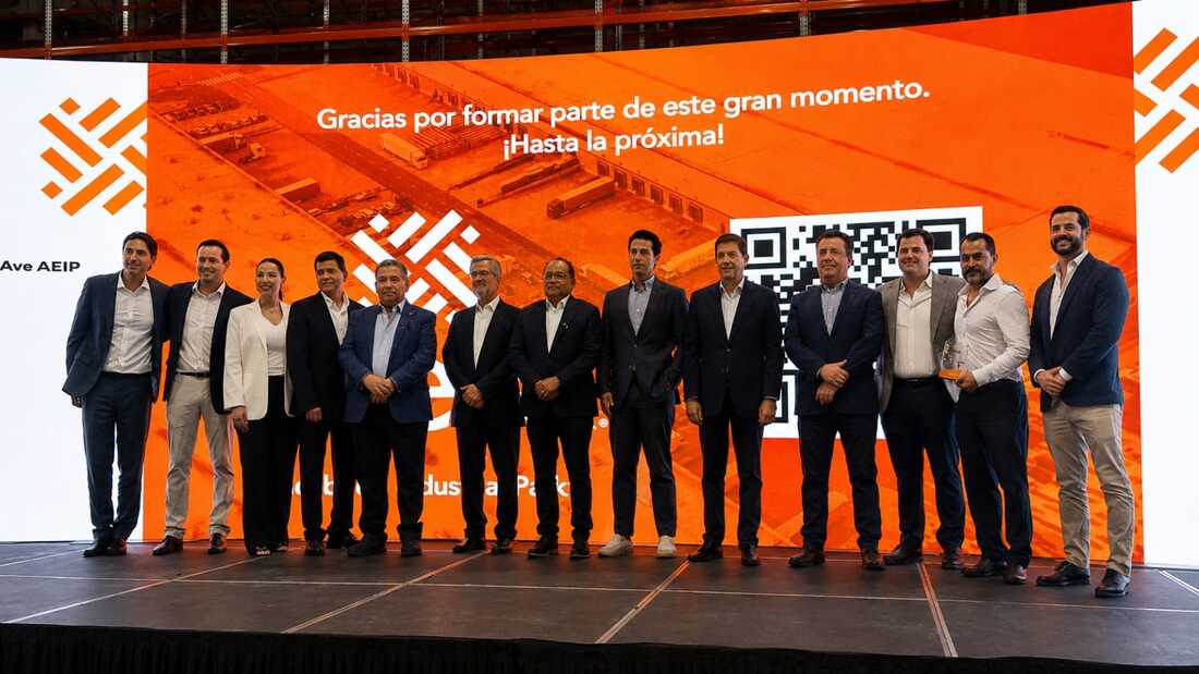 Directivos de Inmobiliaria Areya, socios comerciales y representantes de las firmas Hermosillo y Newmark durante la ceremonia de inauguración del complejo industrial en Escobedo, Nuevo León.