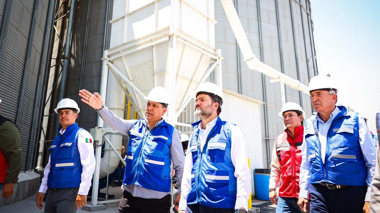 Directivos de Bachoco y autoridades estatales recorrieron las instalaciones de la planta en Salinas Victoria, donde se implementaron nuevas medidas para mejorar el desempeño ambiental de la operación.