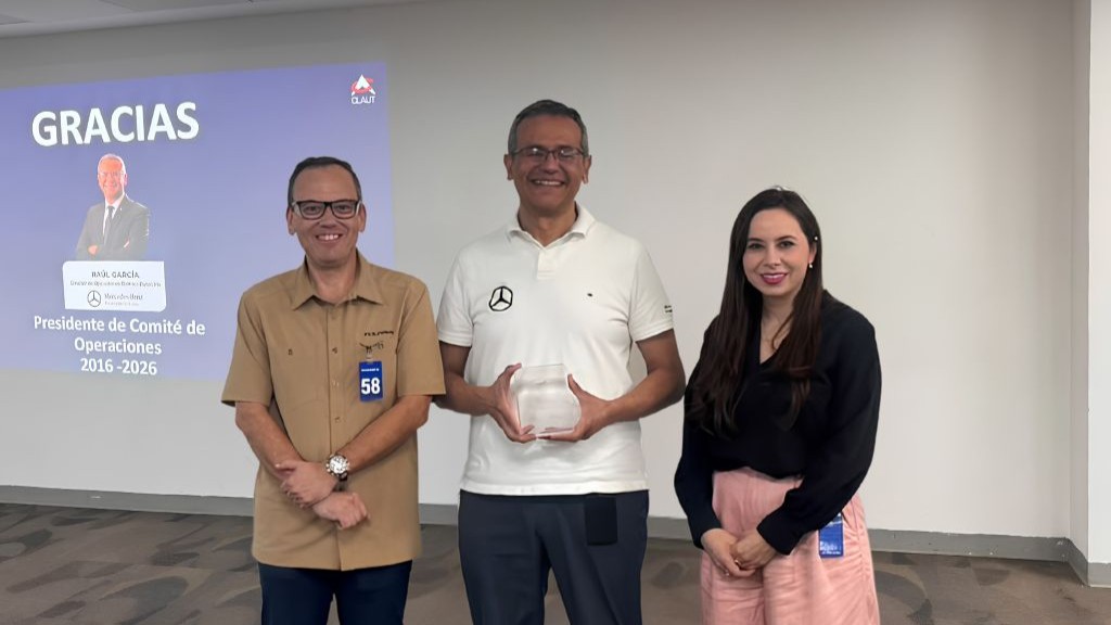 Raúl García, director de Operaciones de Daimler Buses México, recibió un reconocimiento por su trayectoria al frente del Comité de Operaciones del CLAUT.