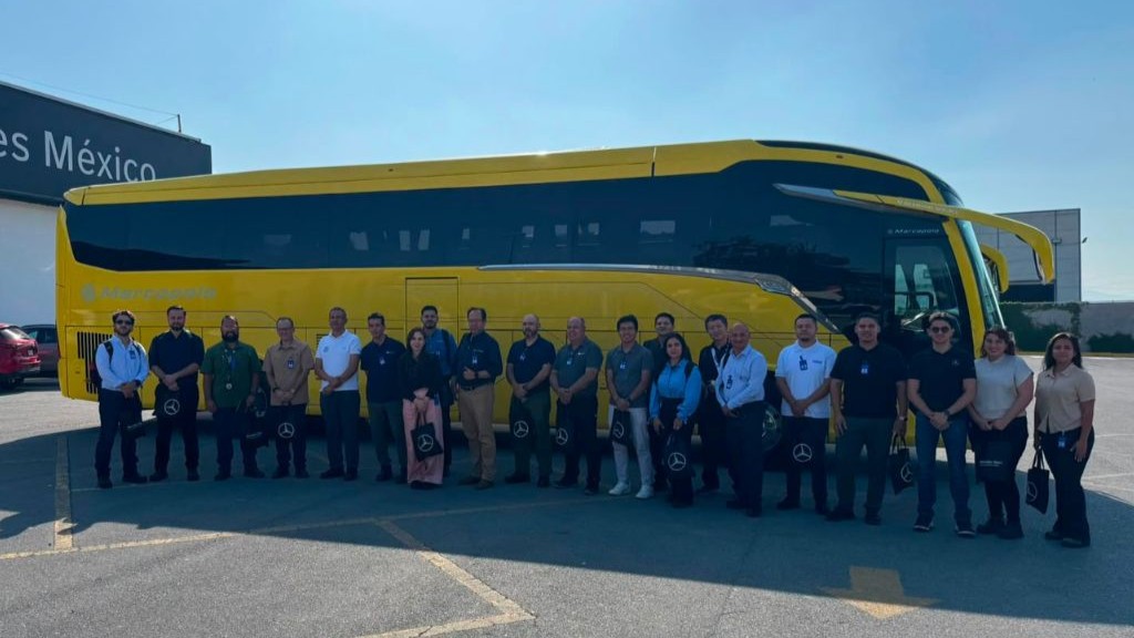Representantes de empresas automotrices recorrieron la planta de Mercedes- Benz Buses para conocer procesos e iniciativas de manufactura.