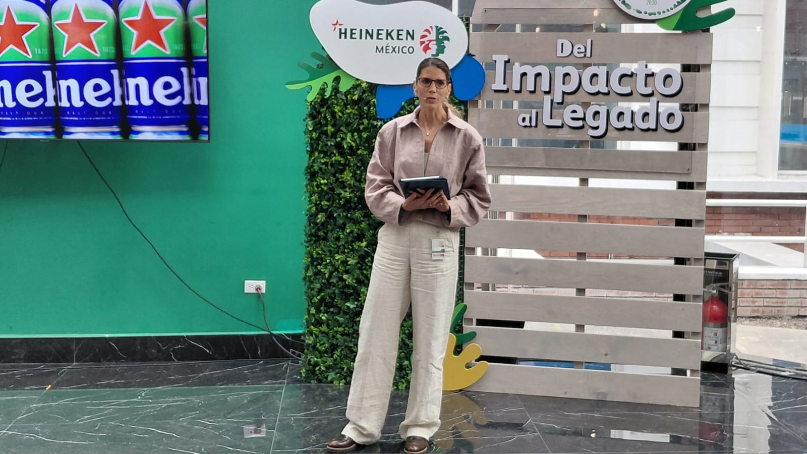Claudia de la Vega, vicepresidenta de Asuntos Corporativos, expuso las estrategias de gobernanza social de la firma, la inversión en campañas masivas de moderación y el impulso al portafolio 0.0% de alcohol.