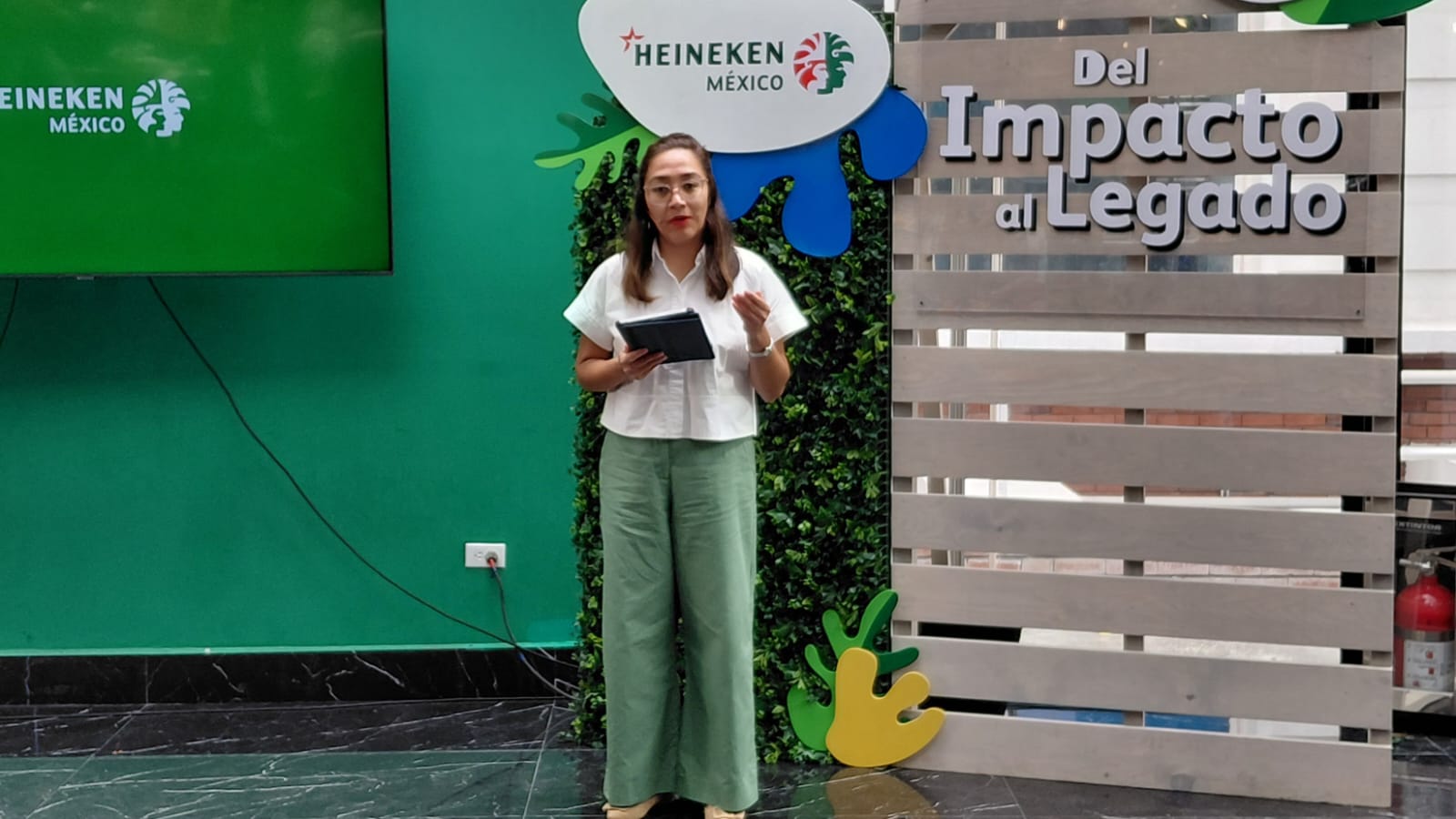 Inti Pérez, directora de Sustentabilidad encabeza la ejecución y seguimiento de las metas de la compañía en materia de impacto ambiental, eficiencia en recursos y vinculación con el entorno social del grupo corporativo.