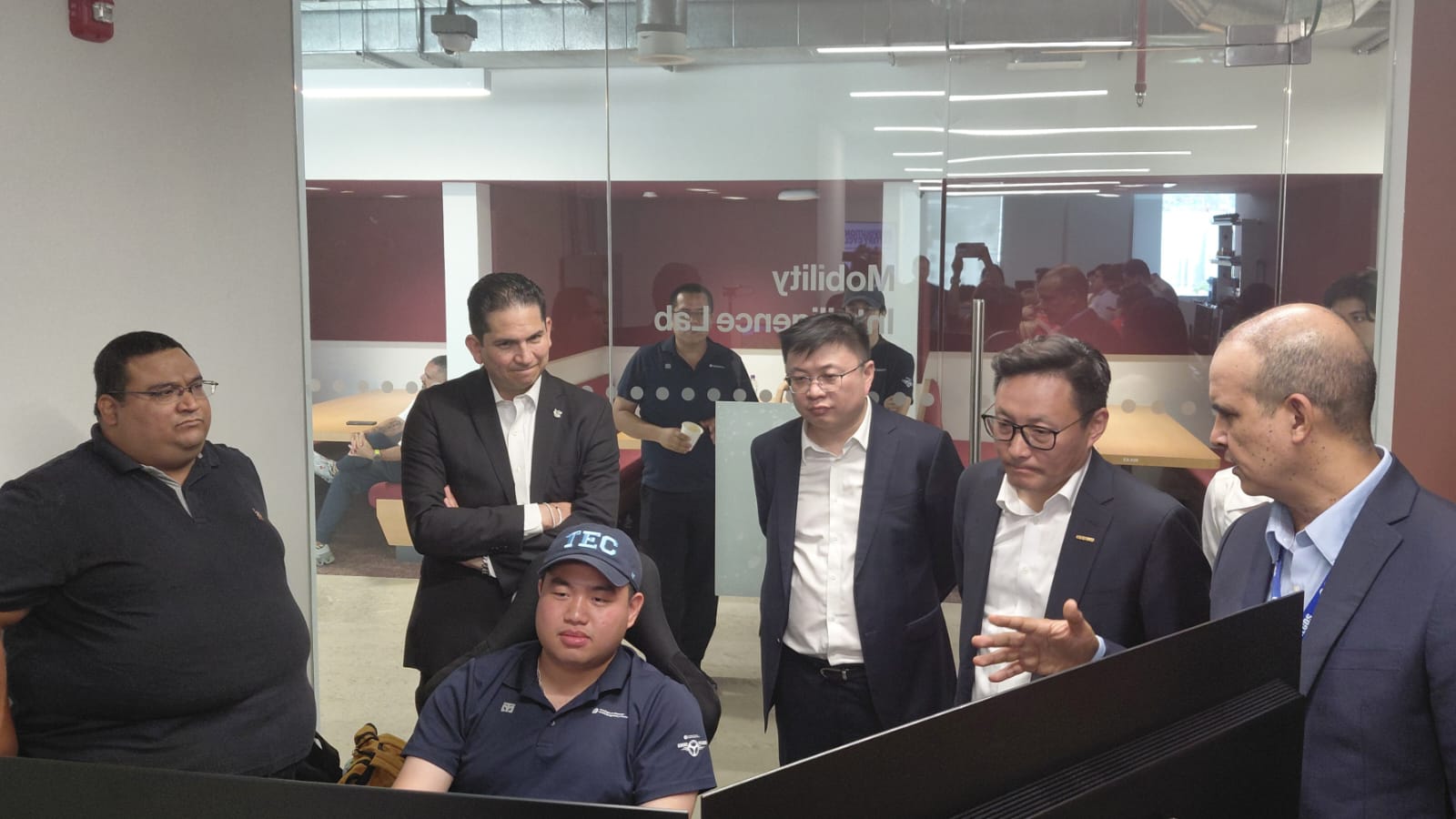 Como parte de la alianza, representantes de Geely México recorrieron las instalaciones de Bloom Drive Intelligence, donde conocieron las líneas de investigación y el trabajo que desarrolla el laboratorio en movilidad inteligente.
