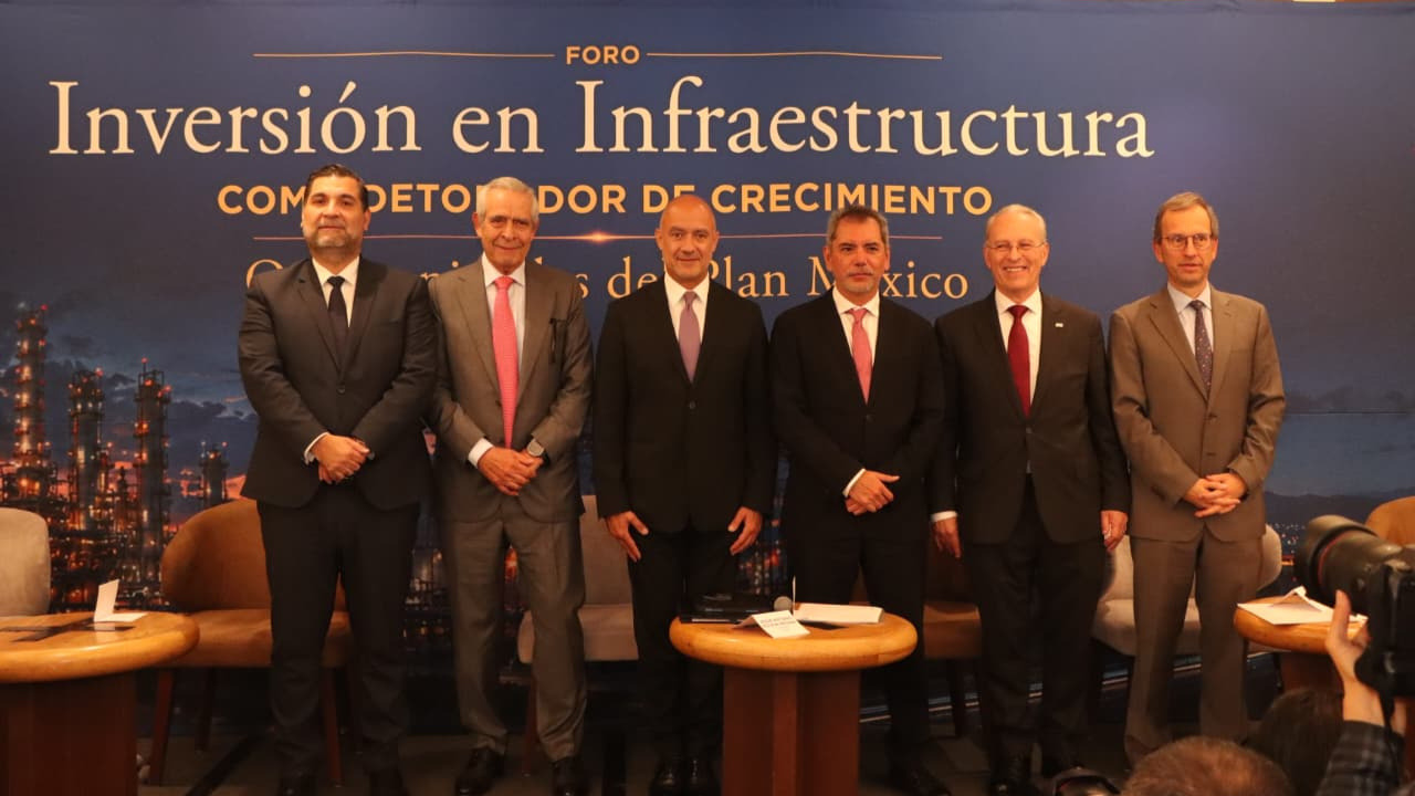 El Foro, organizado por el CCE, el Consejo Mexicano de Negocios y la AMAFORE, contó con la participación de Jesús Esteva, secretario de Infraestructura, Comunicaciones y Transportes; Edgar Zamora, secretario de Hacienda y Crédito Público; Carlos Rojas, del Consejo Mexicano de Negocios; Guillermo Zamarripa, presidente de la AMAFORE; y Luis Méndez, presidente de la Comisión de Infraestructura del CCE, además de autoridades y representantes de los sectores empresarial, financiero y de infraestructura.