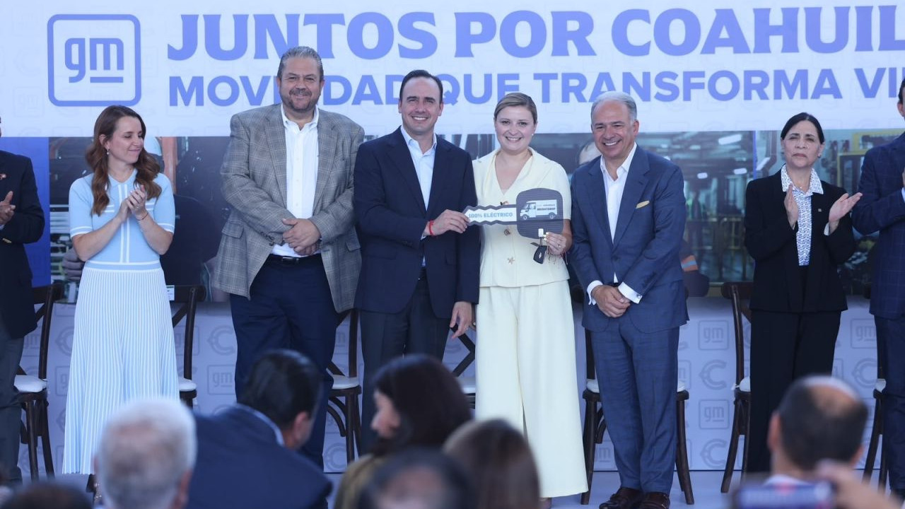 General Motors dona tres camionetas eléctricas Chevrolet para apoyar comunidades de Coahuila