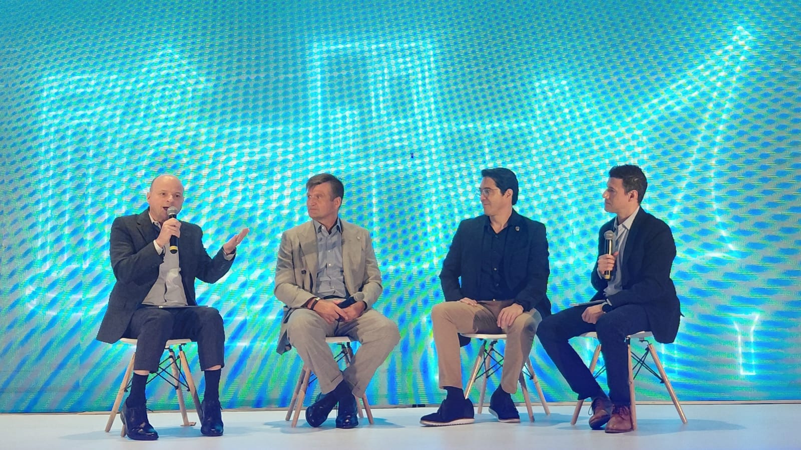 El presidente de Bosch México, Alexander Firsching expuso la relevancia de los productos Software-Defined y el compromiso de transitar de la mano de obra a la ingeniería y patente local.