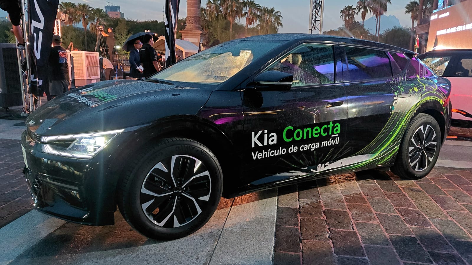 Kia lanza en México el primer servicio mundial de recarga de auto a auto