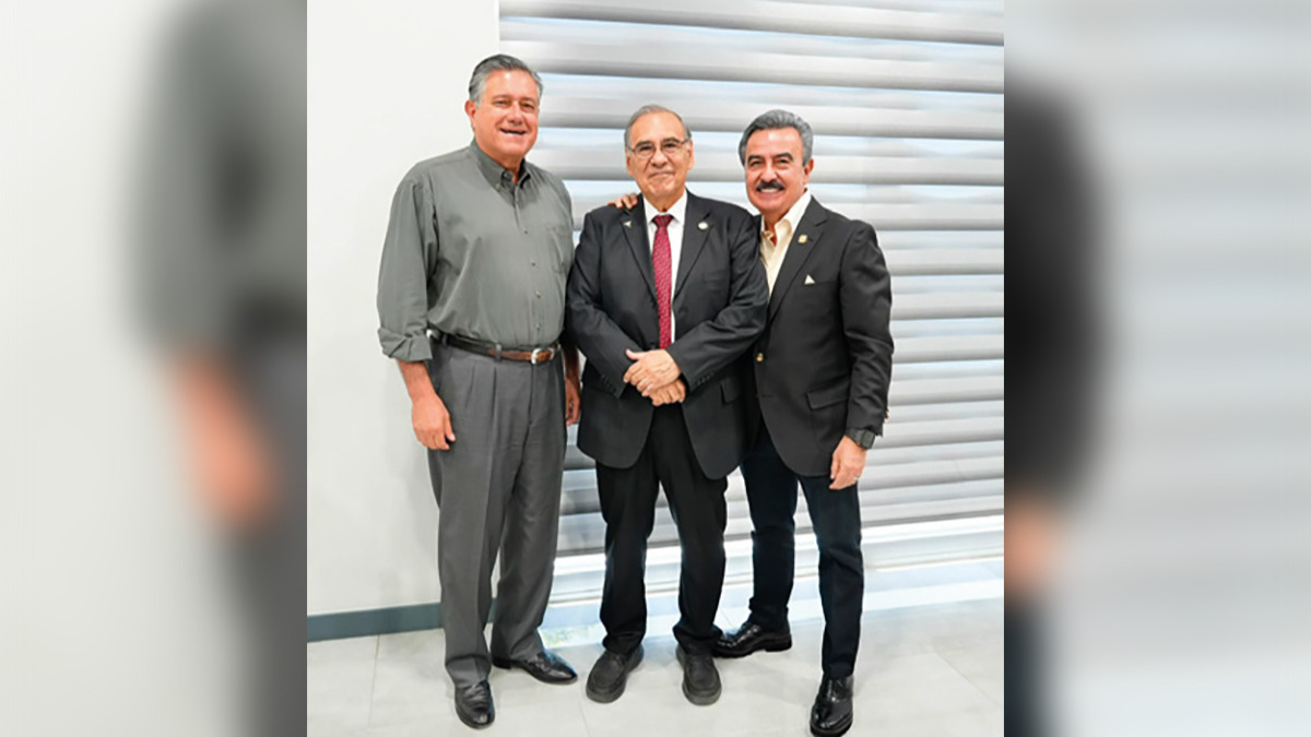 Raymond Peña, Miembro de la Cámara de Representantes; Victor Treviño, Mayor de Laredo, Texas y Eduardo A. Garza Robles, Presidente de COMCE Noreste Capítulo Laredo.