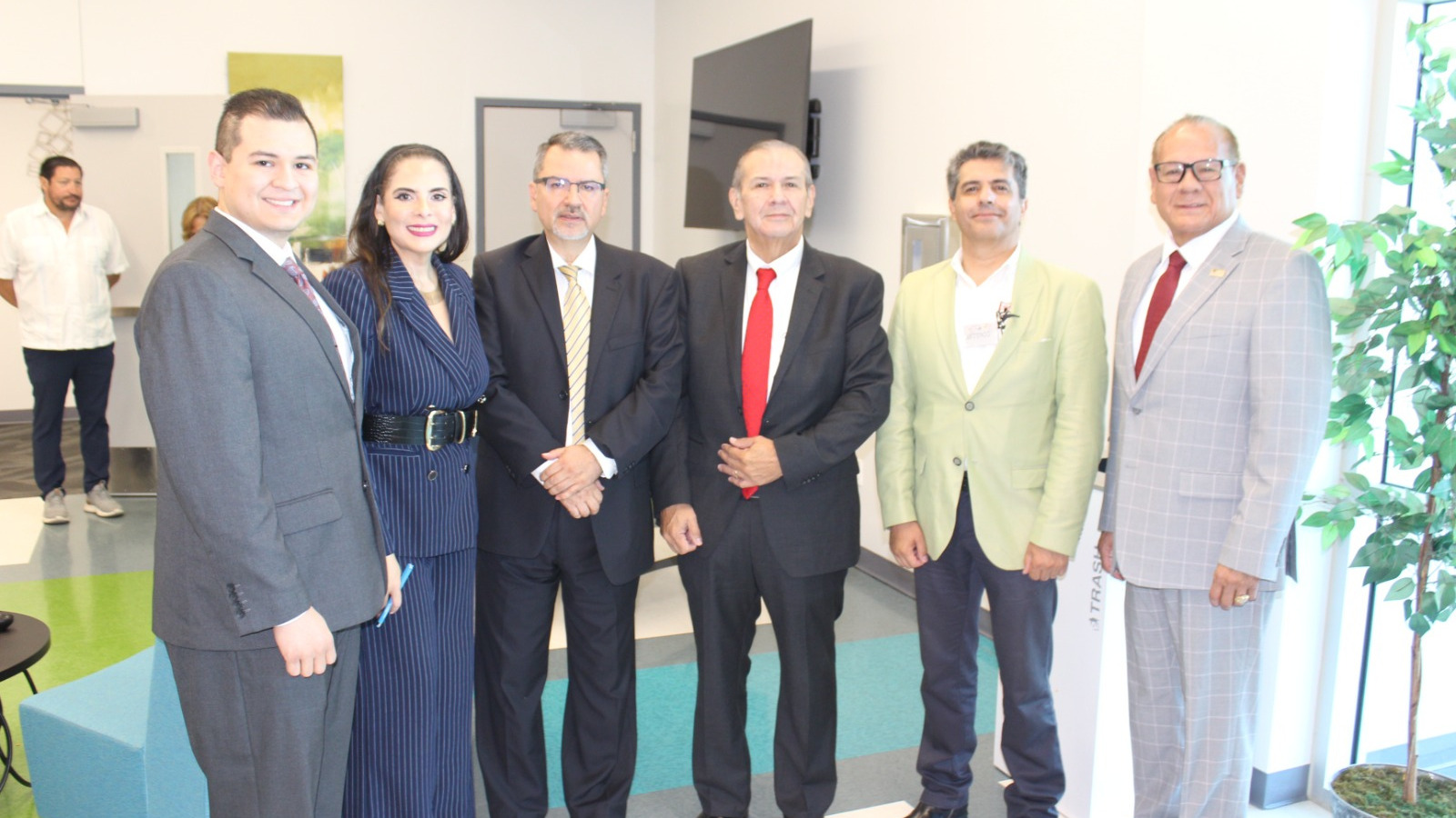 Gabriel Perez de Pharr ED; Lilvette Santos, Dir. De Desarrollo Económico en Pharr EDC; Liborio Flores, Presidente de COMCE Zacatecas; Jesús Cano, Consul adscrito de México en McAllen; Juan Antonio de León, representante del gobierno de Zacatecas y Victor Perez, CEO de Pharr EDC.