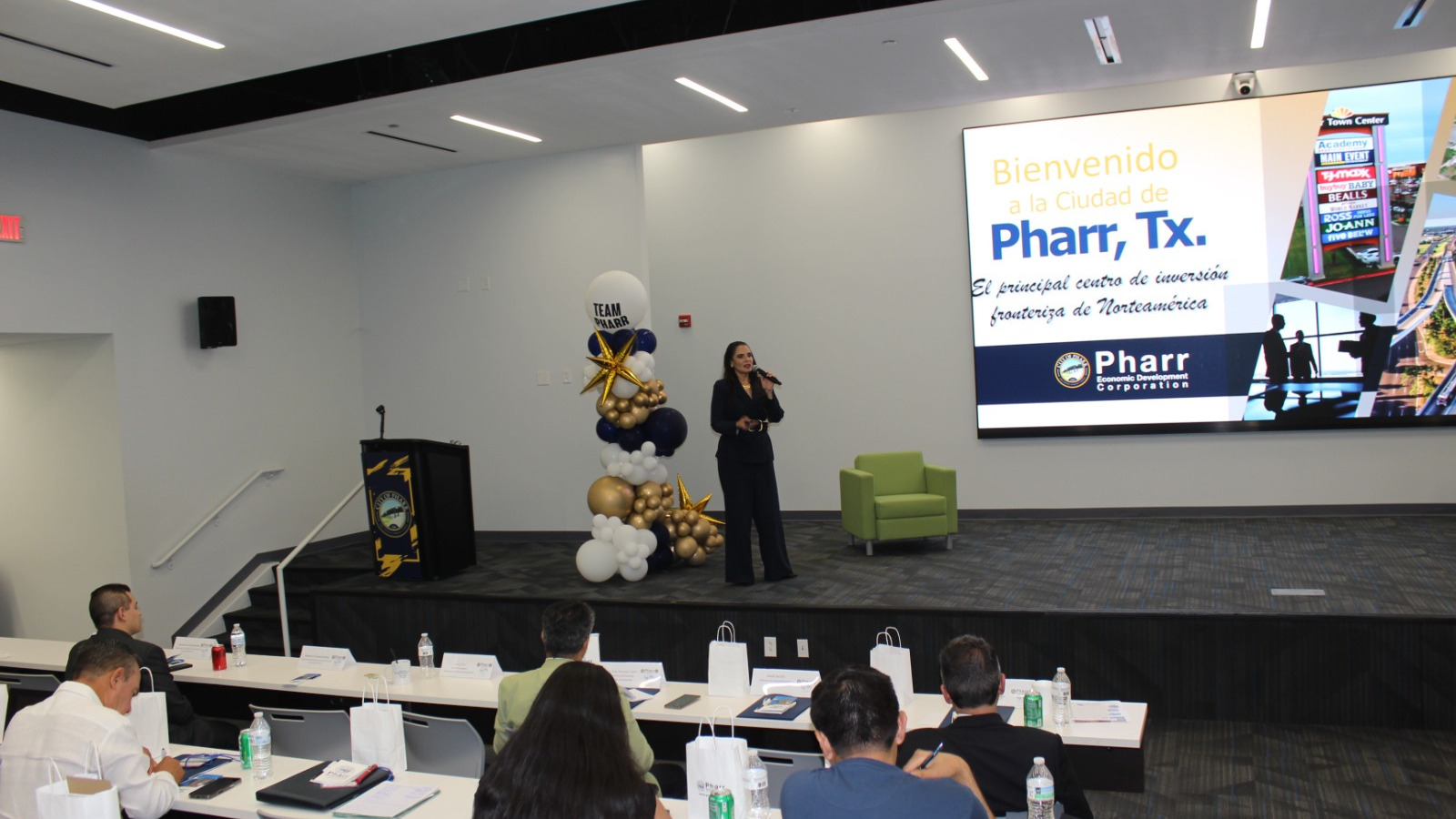 Lilvette Santos, Directora de Desarrollo Económico de Pharr EDC explicando las ventajas e incentivos de la ciudad para la atracción de inversiones.