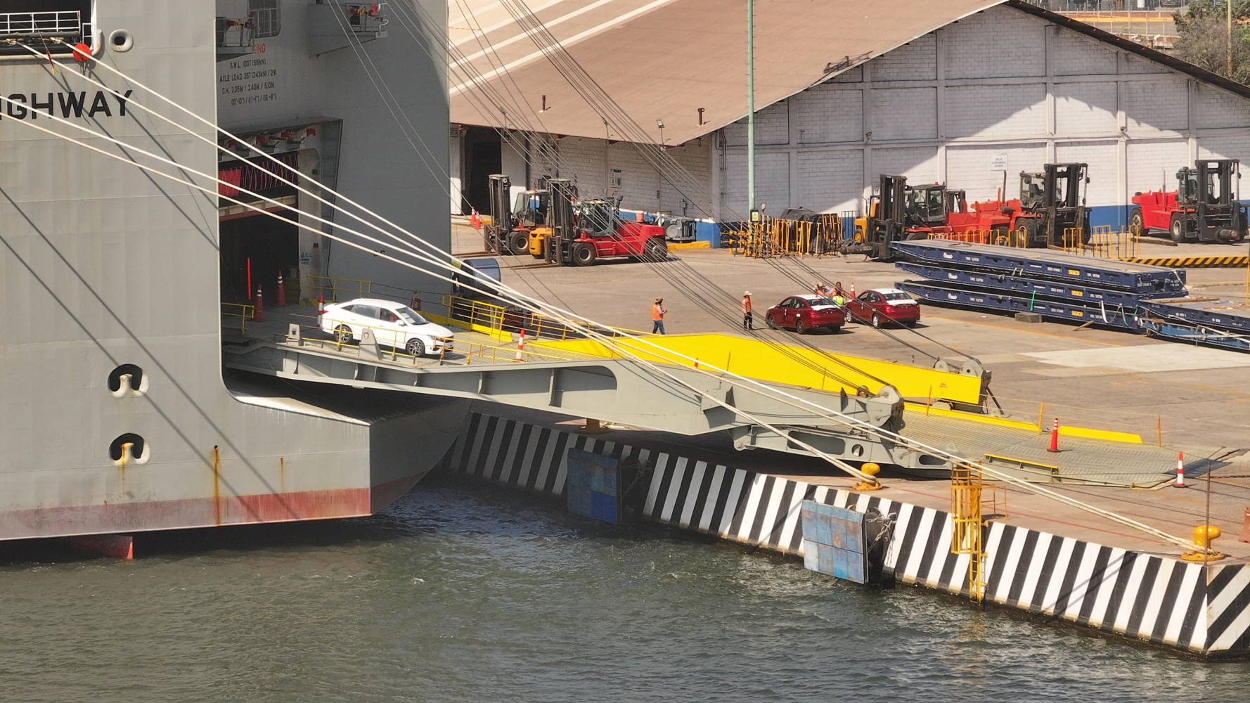 Puerto Lázaro Cárdenas crece 14% y supera 17.4 millones de toneladas de carga