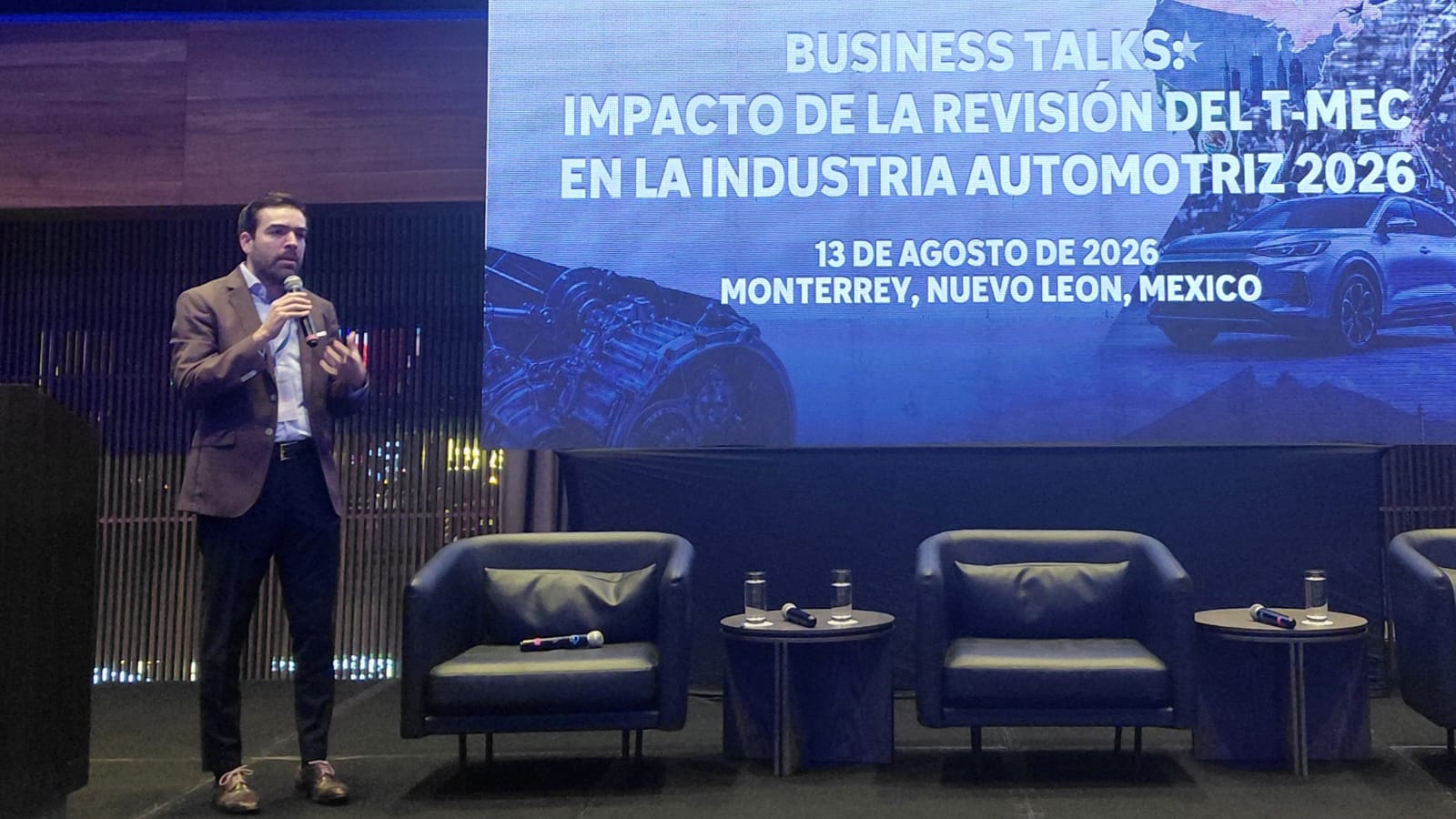 El director general de Invest, Héctor Tijerina, dio a bienvenida a los asistentes y destacó las oportunidades que tiene Nuevo León para fortalecer su participación en las cadenas de suministro de Norteamérica.