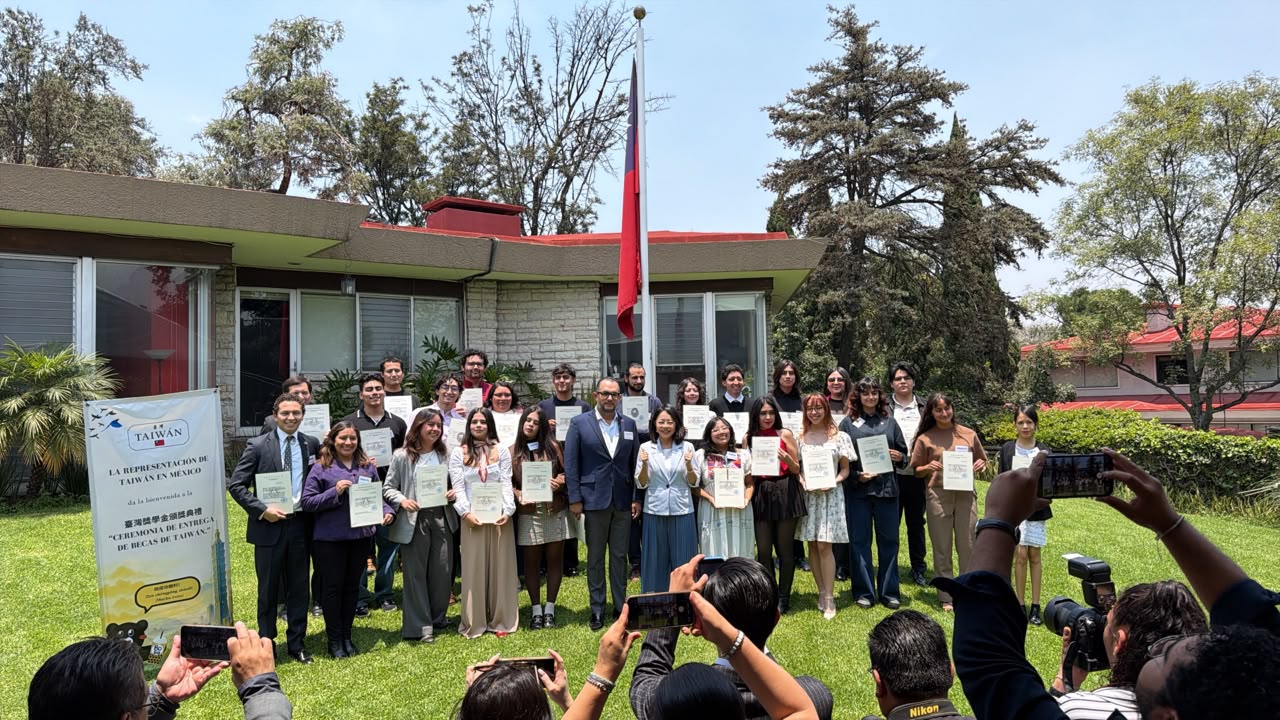Entrega de reconocimientos a becarios mexicanos en Taiwán .