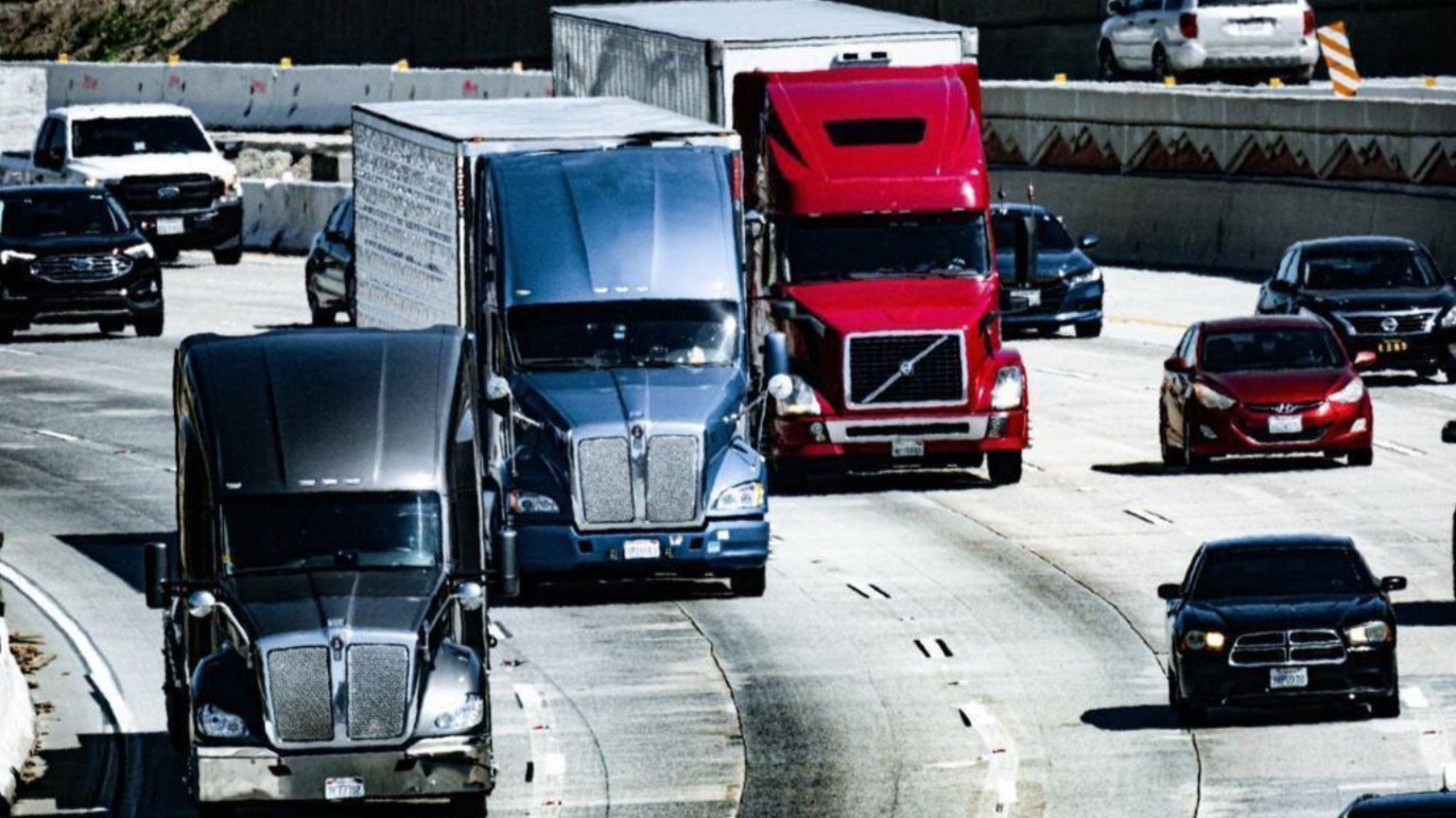 Vehículos pesados repuntan en México: producción crece 51.8% y exportaciones 66.7% en julio