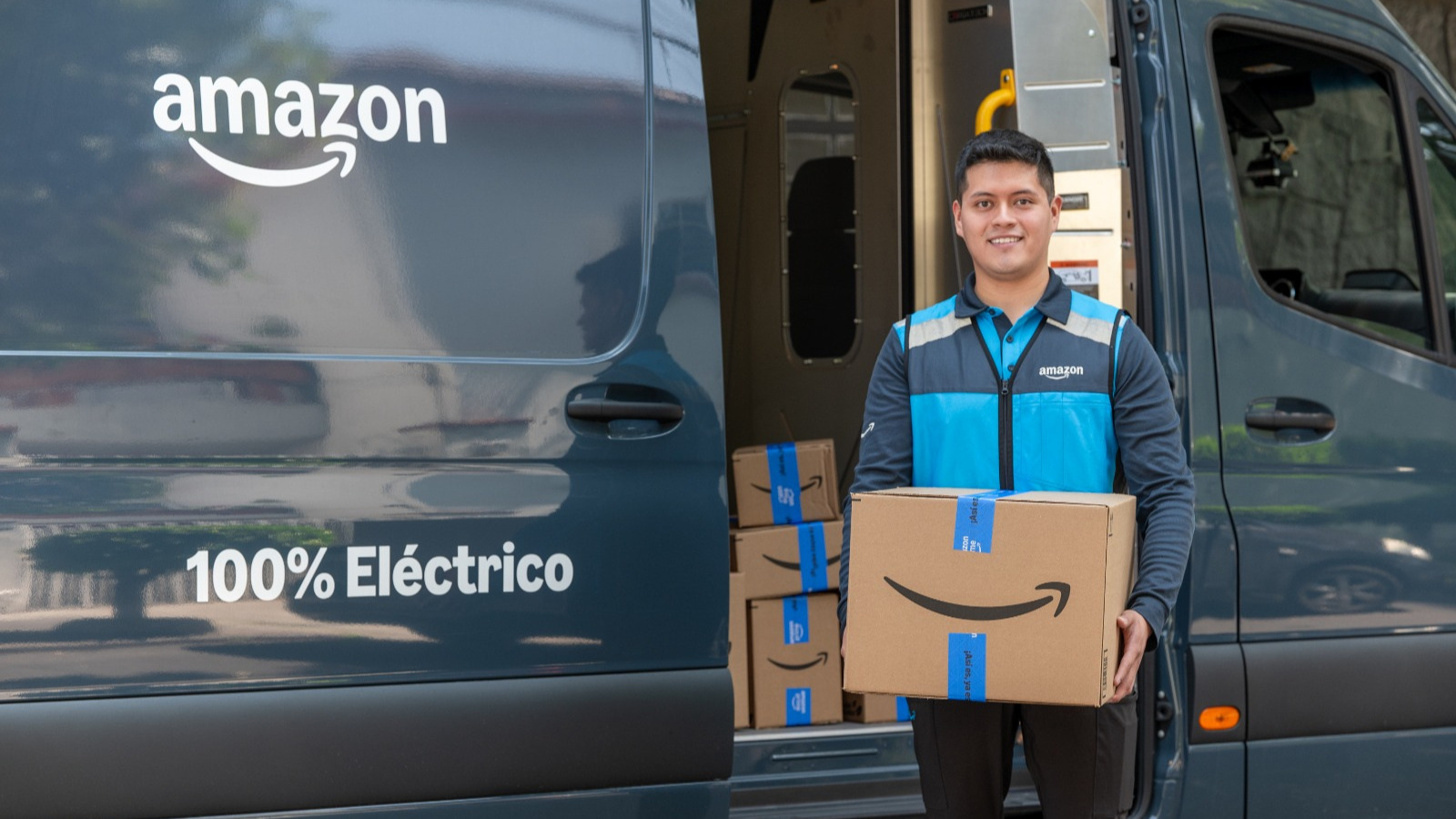 Amazon México electrifica su logística: suma 50 vehículos eléctricos y ahorra 4,000 millones de litros de agua